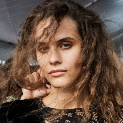 Αντίο φριζάρισμα: 10 anti-frizz προϊόντα μαλλιών για τέλεια hair looks όση υγρασία κι αν έχει