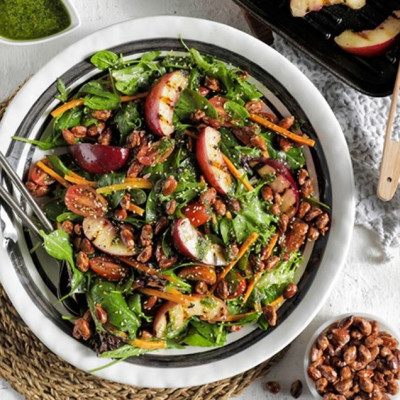 Άκης Πετρετζίκης: Σαλάτα με ψητά ροδάκινα, καραμελωμένα αμύγδαλα και πέστο δυόσμου