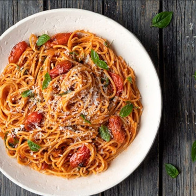 Άκης Πετρετζίκης: Σπαγγέτι ναπολιτάνα με ψητά ντοματίνια