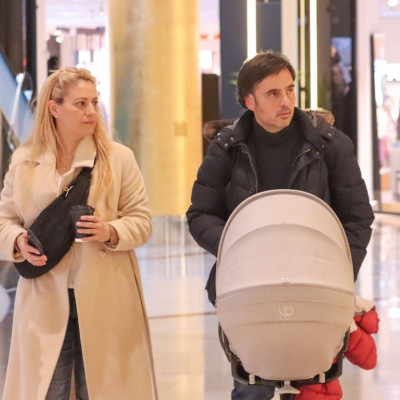 Λεμπέσης-Τραντίδου: Δημόσια εμφάνιση με τον ενός έτους γιο τους