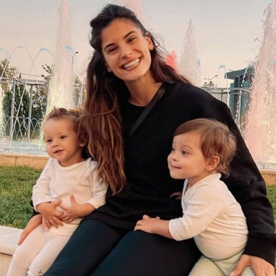 Χριστίνα Μπόμπα: Καμαρώνει τις κόρες της όσο ζωγραφίζουν