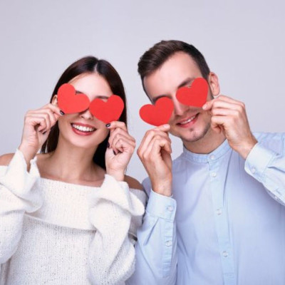 Τρία ζευγάρια ζωδίων που ο έρωτας θα τα χτυπήσει κατακούτελα