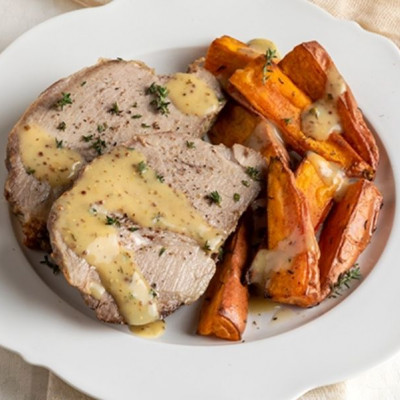 Άκης Πετρετζίκης: Χοιρινός λαιμός με ψητές γλυκοπατάτες και σάλτσα μουστάρδας