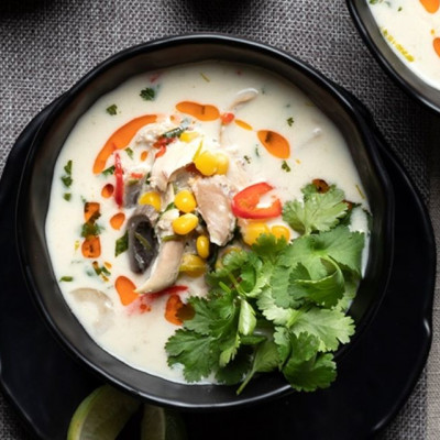 Άκης Πετρετζίκης: Ταϊλανδέζικη σούπα καρύδας με κοτόπουλο (Tom Kha Gai)