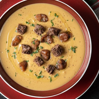 Άκης Πετρετζίκης: Βελουτέ σούπα με φάβα και κάστανα