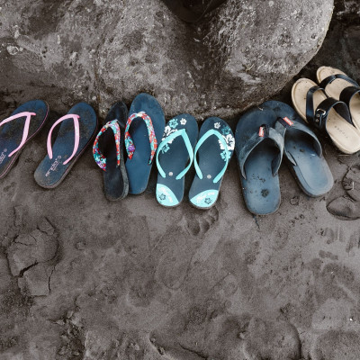 Ο καλλιτέχνης Eugene Komboye μεταμορφώνει παλιές πλαστικές σαγιονάρες σε πολύχρωμα πορτρέτα