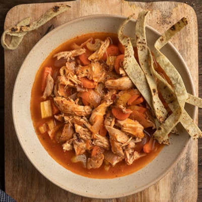 Άκης Πετρετζίκης: Κοτόσουπα κοκκινιστή