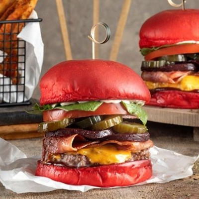 Άκης Πετρετζίκης: Love at first bite burger