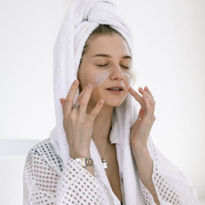 Ενυδάτωση επιδερμίδας: Ποια ρουτίνα χρειάζεται ν’ ακολουθήσετε