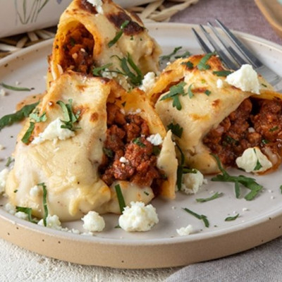 Άκης Πετρετζίκης: Κοχύλια γεμιστά με κιμά και μπεσαμέλ