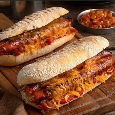 Άκης Πετρετζίκης: Ηot dog με πικάντικη σάλτσα