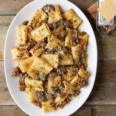 Άκης Πετρετζίκης: Ριγκατόνι με μοσχαρίσια μάγουλα μπρεζέ