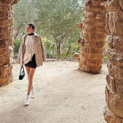 Η Ιφιγένεια Τζόλα σού δείχνει πώς να φορέσεις τώρα τη φούστα με τα sneakers