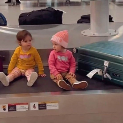 Χριστίνα Μπόμπα: Οι δίδυμες έκαναν βόλτα στον διάδρομο με τις βαλίτσες