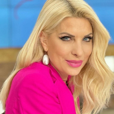 Μενεγάκη: Το γλέντι στο πλατό και η απίθανη τζιν ολόσωμη φόρμα της