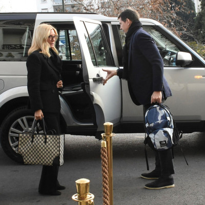 Η Μαρί Σαντάλ έφθασε στην Ελλάδα με κομψό ολόμαυρο σύνολο συνεχίζοντας το πένθιμο royal dresscode