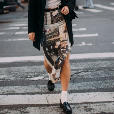 Οδηγός αγοράς: Βρήκαμε τα cool παπούτσια που λατρεύει η Hailey Bieber