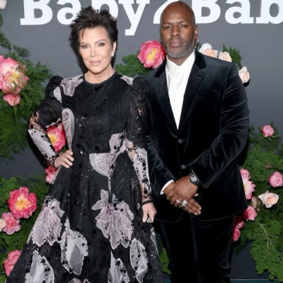 Η Kris Jenner πόζαρε με μονόπετρο και πυροδότησε τις φήμες αρραβώνων με τον Corey Gamble