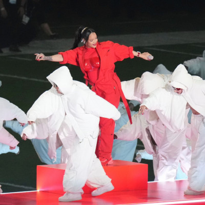 Η Rihanna (μάλλον) είναι μία από εμάς και παραδέχεται ότι μεγαλώνει χωρίς νταντάδες το μωρό της