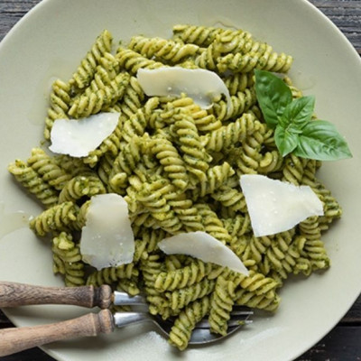 Άκης Πετρετζίκης: Βίδες με πέστο βασιλικού