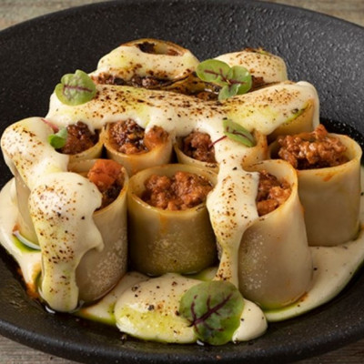 Άκης Πετρετζίκης: Κανελόνια με κιμά και κρέμα γραβιέρας