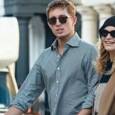 Γλύξμπουργκ: Καυτά φιλιά στο Λονδίνο για τον γιο του & τη σύντροφό του