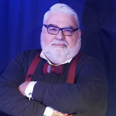 Ο αδέκαστος επιθεωρητής του «The Chase» χωρίς «στολή», με ταλέντο για MasterChef και φωνή για όπερα