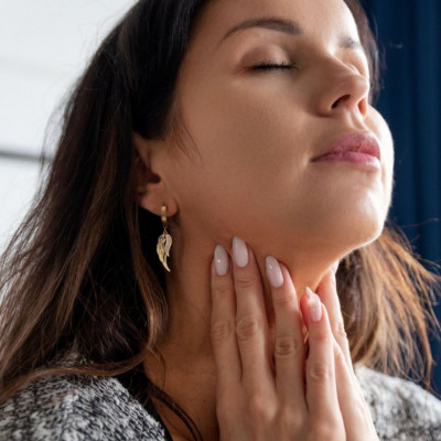 Παθήσεις θυρεοειδούς αδένα: Πώς επηρεάζουν το δέρμα