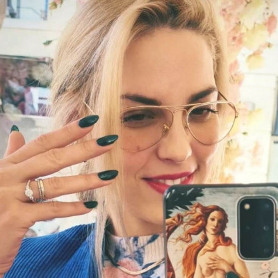 #GreenNails: Η Μαντώ Γαστεράτου με το πιο elegant μονοχρωματικό μανικιούρ του χειμώνα