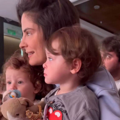 Χριστίνα Μπόμπα: Σε παιδική θεατρική παράσταση με τις κόρες της