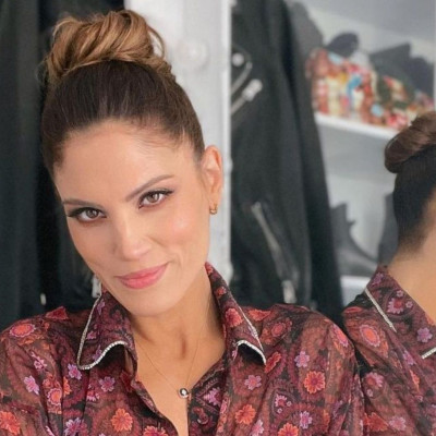 Μαίρη Συνατσάκη: Με την μπέμπα και τις γάτες της αγκαλιά