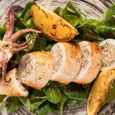 Άκης Πετρετζίκης: Καλαμάρια γεμιστά