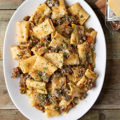 Άκης Πετρετζίκης: Ριγκατόνι με μοσχαρίσια μάγουλα μπρεζέ