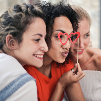 Το να έχεις φίλους κάνει πολύ καλό στην υγεία σου σύμφωνα (και) με την επιστήμη