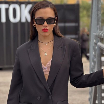 Η Σάντυ Χατζηιωάννου επιλέγει τα 2 πιο stylish φορέματα με prints για την άνοιξη