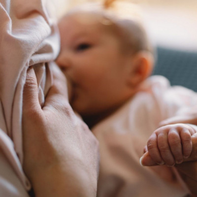 Πρόωρα μωρά: Τα οφέλη του θηλασμού για τον εγκέφαλό τους