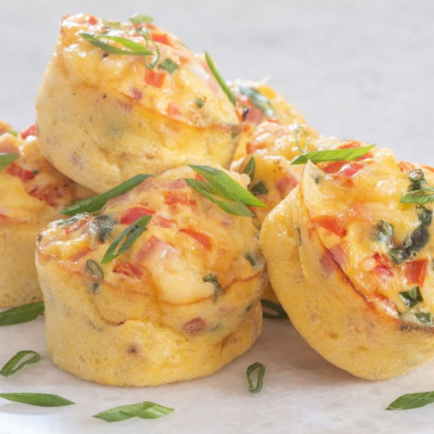 Αλμυρά muffin για πρωινό γεμιστά με ολόκληρα αβγά