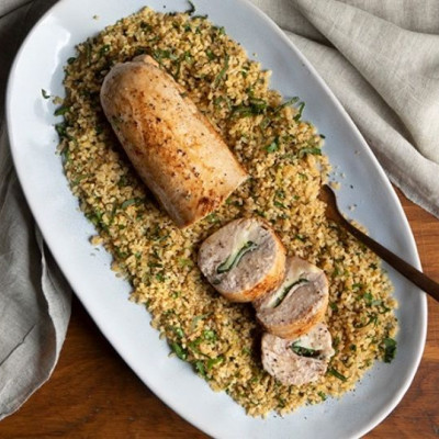 Άκης Πετρετζίκης: Γεμιστή μπαλοτίνα κοτόπουλου και πλιγούρι