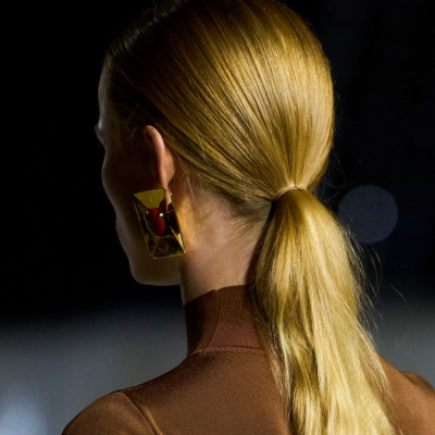 Πώς το πινέλο μακιγιάζ μπορεί να γίνει το «κλειδί» για ένα τέλειο sleek ponytail