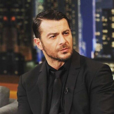 Ο Γιώργος Αγγελόπουλος μόλις ξεκίνησε τα γυρίσματα στη Γη της ελιάς και τρολάρει τον ρόλο του