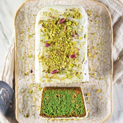 Άκης Πετρετζίκης: Κέικ με φιστίκια Αιγίνης και λευκή σοκολάτα