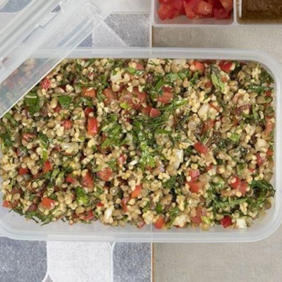 Άκης Πετρετζίκης: Σαλάτα με φακές, πλιγούρι και λαχανικά