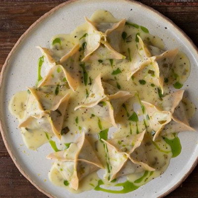 Άκης Πετρετζίκης: Σπιτικά sacchetti με σπανάκι, λεμόνι και εστραγκόν