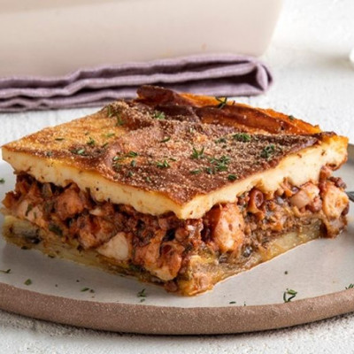 Άκης Πετρετζίκης: Μουσακάς με θαλασσινά