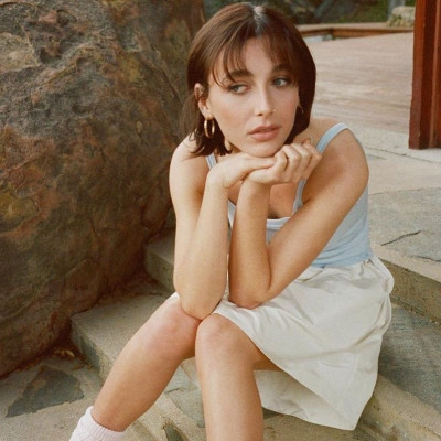 Η Emma Chamberlain μας δείχνει τις 3 φούστες που θα φορέσουμε την άνοιξη