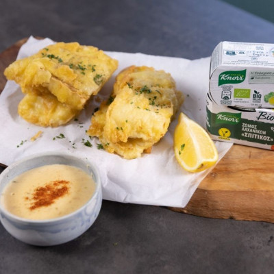 Απολαυστικός μπακαλιάρος σε κουρκούτι τεμπούρα με σάλτσα σκόρδου