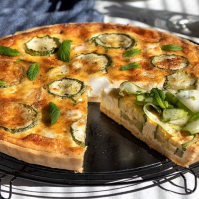 Άκης Πετρετζίκης: Τάρτα με κολοκυθάκια και κατσικίσιο τυρί