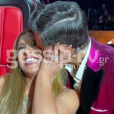The Voice: Η Έλενα μιλούσε στο gossip-tv & ο Σάκης της έριξε ένα φιλί