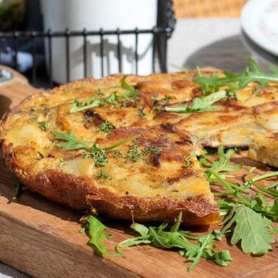 Άκης Πετρετζίκης: Ισπανική τορτίγια (Ομελέτα με πατάτες)