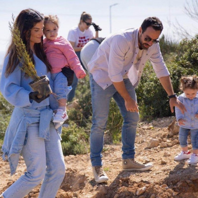 Μπόμπα-Τανιμανίδης: Δενδροφύτευση με τις δίδυμες Αριάνα και Φιλίππα